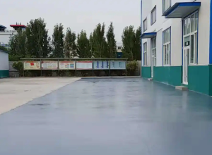 津南彩色路面喷涂翻新的材料对冬季